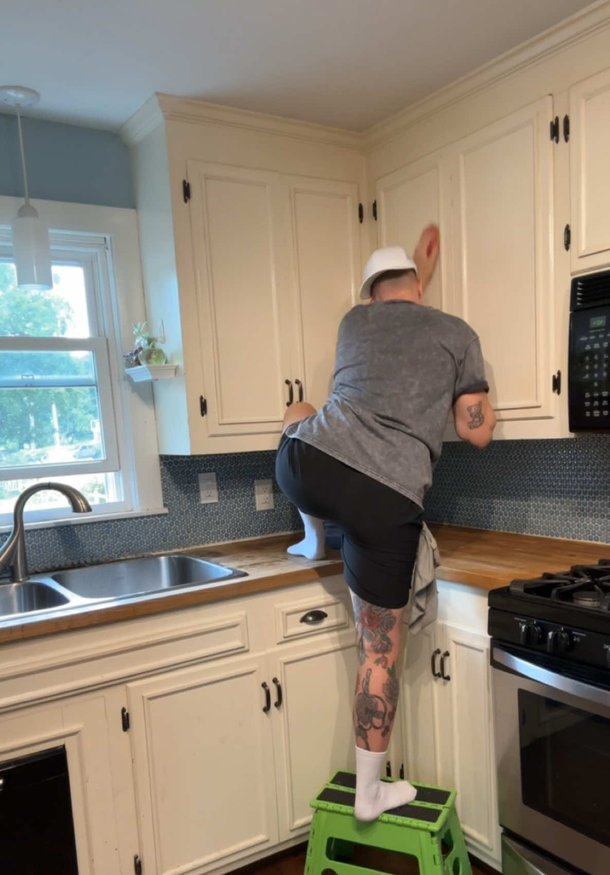 Is it weird that the last 3 things are non-negotiable when cleaning the kitchen? #masclesbiansoftiktok #CleanTok #cleanwithme #mascswhoclean #reset 