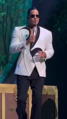 Como te miro a tí - Romeo Santos #romeosantos #comotemiroati #lyrics #lyricsvideo #lyrics_songs 