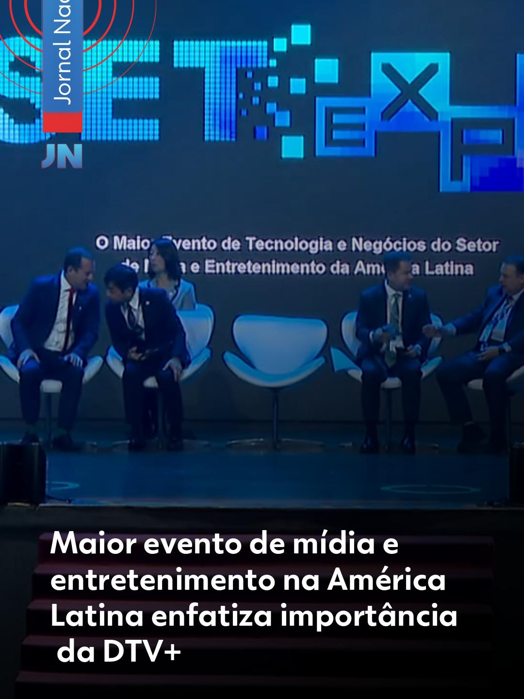 O maior evento da América Latina dedicado ao setor de mídia e entretenimento tratou, nesta terça-feira, de um tema central: a importância da DTV+, que vai revolucionar a forma de assistir à TV aberta no Brasil. O decreto que regulamenta a novidade vai ser assinado na semana que vem. A gente ainda vai chamar de TV, mas o que está para chegar, nunca foi visto. A TV 3.0, que será lançada com o nome DTV+, é o casamento do sinal da antena de transmissão com a banda da internet. Totalmente interativa e de graça, com publicidade personalizada e integrada à programação personalizadas, focadas nos interesses e na localização de cada um. O presidente do maior evento de tecnologia e negócios do setor, o SET EXPO, aberto oficialmente nesta terça-feira em São Paulo, falou da novidade. “As ferramentas que a TV do futuro está colocando, elas vão permitir uma experiência muito fluida, que não vai interessar de onde está vindo o seu conteúdo, mas ele chega para você de uma maneira personalizada, você vai ver o que você quer ver