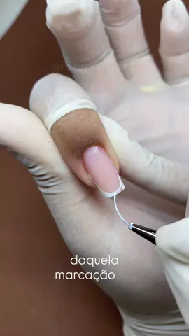 Francesa sorriso, é uma dificuldade pra você amiga?!  Então se atente a esse tutorial, e deixe sua dúvida aqui a baixo, eu vou tentar te ajudar!  Lembre que a unha precisa estar bem feita, simétrica, sem barriguinha, você precisa também de um pincel de qualidade e também um produto pigmentado que não mancha, aqui usei os produtos da Risa 🔥 Espero que gostem ❤️ #francesanails #naildesigner #moldef1 