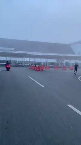 jadi lah seperti kabut di pagi hari dia akan hilang jika matahari sudah terang tapi dia tidak pernah bosan untuk selalu datang🥶#banjarbaru #vibes #pagi 