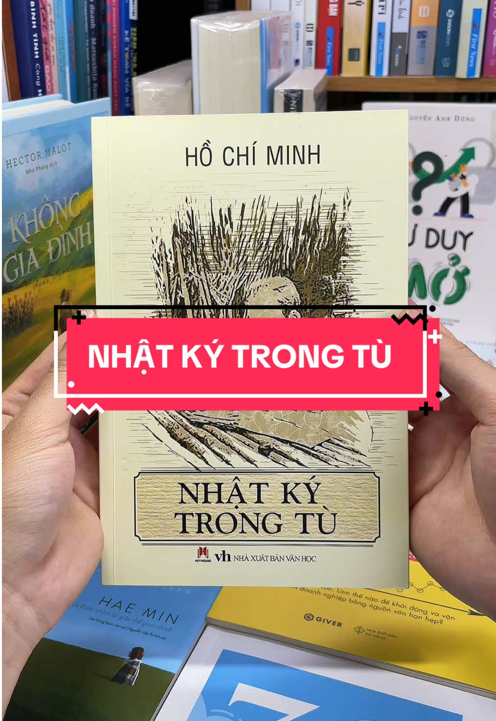 “Nhật Ký Trong Tù” – Tinh hoa nghị lực và trí tuệ của Chủ tịch Hồ Chí Minh giữa ngục tối! Không chỉ là tập thơ, “Nhật Ký Trong Tù” là bức chân dung tinh thần vĩ đại của Chủ tịch Hồ Chí Minh – vị cha già kính yêu của dân tộc. Từng vần thơ giản dị mà sâu sắc ghi lại hành trình gian khổ trong nhà tù Tưởng Giới Thạch, nhưng lại toát lên khát vọng tự do, niềm tin tất thắng và trí tuệ minh triết vượt thời đại. Đây là cuốn sách không chỉ để đọc, mà để chiêm nghiệm – soi rọi – và tiếp thêm sức mạnh cho mỗi chúng ta khi đối diện khó khăn trong cuộc sống. Nếu bạn muốn sở hữu một tác phẩm văn học – lịch sử bất hủ và tìm nguồn cảm hứng kiên cường, “Nhật Ký Trong Tù” là cuốn sách nhất định phải có trong tủ sách của bạn!#tiemsachbinhyen #sach #sachhay #BookTok #nhatkytrongtu 