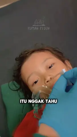 Raya (4 tahun) di Kampung Padangenyang, Desa Cianaga, Kecamatan Kabandungan, Kabupaten Sukabumi, Jawa Barat. Melihat video dari sahabat @rumah_teduh_sahabat_iin dalam mengurus proses penanganan serta Birokrasi yang tidak cepat tanggap, harusnya ada manajemen resiko dari para pimpinan di Kabupaten Sukabumi. Bagaimana dengan target penurunan Stunting, jika alurnya saling lempar begini?? @pemkab_sukabumi_diskominfo @dinsos_kab_sukabumi @dinkeskabsukabumi  @Kabupaten Sukabumi  Sumber Video : @rumah_teduh_sahabat_iin 