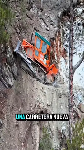 Así se abre una carretera nueva en plena montaña con un dozer #Ingeniería #MaquinariaPesada #CarreteraNueva #ConstrucciónExtrema #Montaña