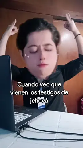 Cuando veo que vienen los testigos de jehová #comedia #humor #trabajo #trabajando #oficina 