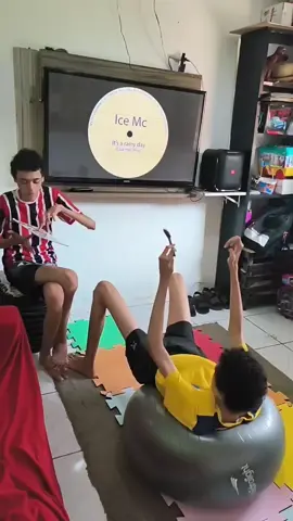 Júlio César e Pedro autista nível 3 de suporte não verbal com hiper foco em bola de Pilates e o Pedro em girar cartilha lembrando são irmãos gêmeos...