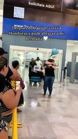 Aunque ya no está físicamente, mi mamá nos reunió en cada abrazo y en cada recuerdo. Volver a mi tierra después de tantos años fue sanar el corazón. 🤍 #FamiliaEsTodo#VolverACasa #HondurasEnElCorazón#AbrazosQueSanán#MomentosQueQuedan