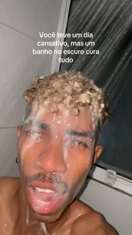 Ainda com sua musica fav transcendendo no banheiro 