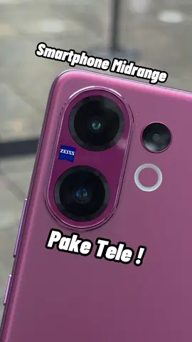 vivo V60 is coming gaes. Sekarang dapet upgrade signifikan. Chipset baru, baterai besar, ngecas cepet, dan kamera telephoto. Jadi sekarang sistem kameranya komplit. Main camera dengan OIS ada, ultrawide ada dan lensa telephoto juga ada. Dengan spek komplit gini udah 