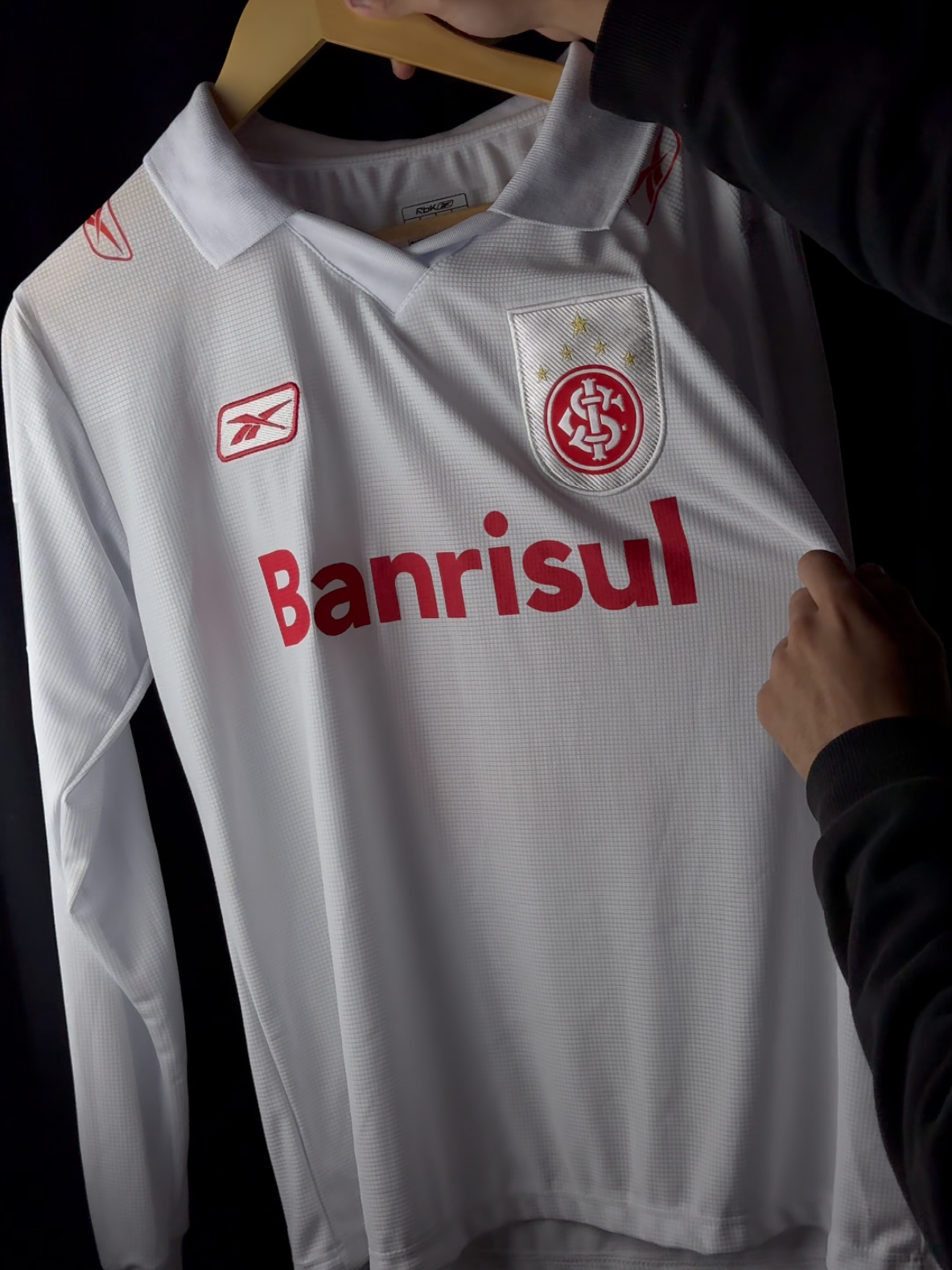 🔥 Relíquia Colorada! 🔴⚪ Camisa do Mundial 2006 – Fernandão 👑 Manga longa, tecido idêntico ao usado na época. Peça de colecionador, histórica e rara! 🏆✨ 📲 Me chama no direct e garante a tua antes que acabe! #inter #beirario #ruasdefogo #colorado 