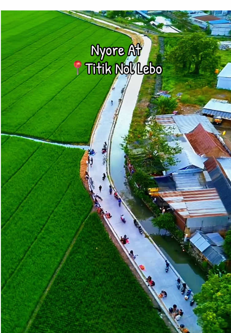 Tempat Nyore yang bikin kamu bilang: 'Kenapa baru tahu sekarang?! Sunset-nya cakep, sawahnya adem, gunungnya kadang muncul buat bonus 😍  (Vidron shoot nya om : @Surya Mandala , Follow more vidrone ciamik lainnya) #SidoarjoVibes #CafeEstetik #SantaiSore #HiddenGemSidoarjo #dji 