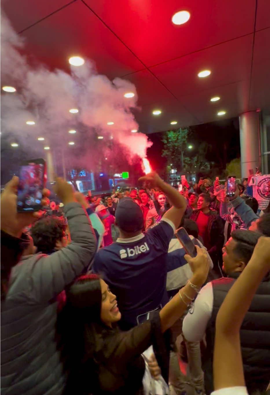 Banderazo afuera del hotel Hilton en Quito previo al partido entre U. Católica de Quito y Alianza Lima 💙 Somos lo más grande y hermoso! 🥰  #alianzalimacorazon #alianzalima #copasudamericana #ecuador 