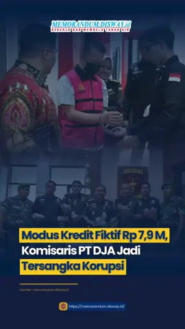 SURABAYA – Kejaksaan Negeri (Kejari) Tanjung Perak resmi menetapkan MK, Komisaris PT DJA, sebagai tersangka kasus dugaan tindak pidana korupsi. Ia diduga terlibat dalam pengajuan fasilitas pembiayaan modal kerja fiktif yang menyebabkan kerugian negara hingga Rp 7,9 miliar. MK ditahan di Cabang Rutan Kejati Jatim pada Selasa (19/8/2025) setelah menjalani pemeriksaan intensif bersama 13 saksi. Kepala Seksi Intelijen Kejari Tanjung Perak, I Made Agus Mahendra Iswara, menjelaskan bahwa MK dijerat Pasal 2 Ayat (1) jo. Pasal 18 UU Tipikor atau Pasal 3 Ayat (1) jo. Pasal 18 UU Tipikor jo. Pasal 55 Ayat (1) ke-1 KUHP. Kasus ini bermula pada 19 Desember 2011, ketika MK masih menjabat sebagai Persero Komanditer CV DJ dan mengajukan pinjaman modal kerja senilai Rp 30 miliar ke salah satu Bank BUMN untuk usaha perdagangan batu bara. Demi melancarkan permohonan tersebut, MK menyerahkan sejumlah jaminan, termasuk empat piutang usaha fiktif senilai Rp 21 miliar. Menurut penyidik, proses pengajuan tersebut turut melibatkan Account Officer (AO) berinisial AF. AF diduga membuat laporan analisis fiktif sehingga permohonan MK bisa disetujui. Atas saran AF, MK kemudian mendirikan PT DJA guna mendapatkan fasilitas pembiayaan korporasi. Pada 30 Maret 2012, akad pembiayaan senilai Rp 27,5 miliar akhirnya disetujui. Namun, dana yang cair tidak digunakan untuk aktivitas perdagangan batu bara, melainkan diduga dialihkan MK untuk melunasi utang pribadinya melalui kontrak dan invoice fiktif. Seiring berjalannya waktu, PT DJA mengalami gagal bayar. Upaya penundaan yang diajukan MK tak berhasil, hingga pada 4 Januari 2014 pinjaman tersebut masuk kategori kolektibilitas 5 (Coll 5) dan dihapus buku (write off) oleh pihak Bank BUMN. Setelah jaminan dilelang, hasilnya tak mencukupi untuk menutup pinjaman, sehingga negara mengalami kerugian sekitar Rp 7,9 miliar. Sebagai bagian dari penyidikan, tim kejaksaan telah menyita uang titipan Rp 1,5 miliar dari MK. “Penahanan dilakukan untuk kepentingan penyidikan lebih lanjut,” ujar I Made Agus Mahendra Iswara. Menurutmu, langkah apa yang bisa diperkuat agar kasus serupa tidak terulang di kemudian hari? Tulis pendapatmu dikolom komentar #fyp #foryou #memorandum #surabaya #korupsi 