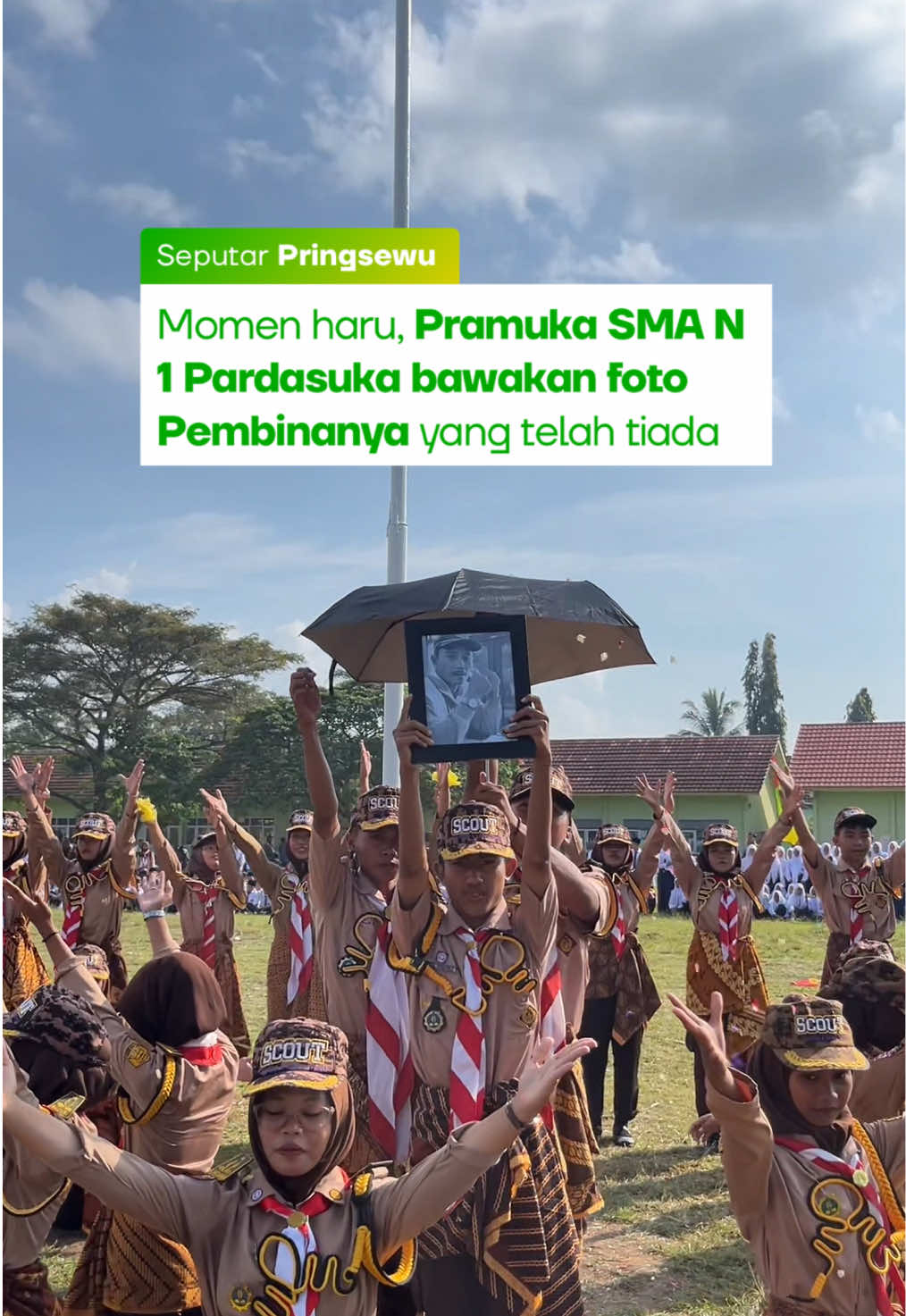 Pramuka SMA Negeri 1 Pardasuka mempersembahkan penampilan spesial dengan membawa foto almarhum Pak Samsudin, sang pembina Pramuka tercinta, yang telah tiada. Momen ini ditampilkan jelang Upacara Kemerdekaan RI ke-80 di Kecamatan Pardasuka, sebagai bentuk penghormatan dan kenangan mendalam atas dedikasi beliau. Original Content ©️ Seputar Pringsewu  ——————————————  Update info Seputar Pringsewu 24 Jam!  Follow @seputarpringsewu  Www.pringsewu24jam.com  #SeputarPringsewu #Pringsewu24Jam #pringsewu #KabupatenPringsewu #Lampung 