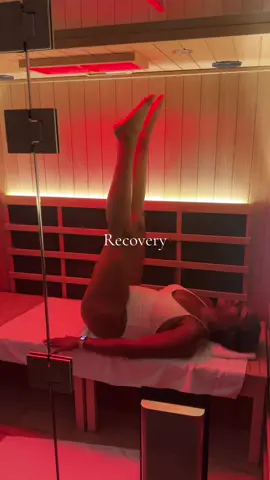 My body is glowing + my joints are happy after this infrared sauna sesh 🔥💎 Houston girlies, where should I go next? Drop your fave recovery spots 💕 #WellnessHouston #HoustonFitness #InfraredSauna
