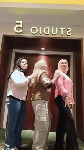 #Draf ...😅😅💃💃💃😘 nunggu jam bioskop dibuka ..goyang dulu sama bestie @ekathe367  #nontonbioskop #fypシ゚viral 