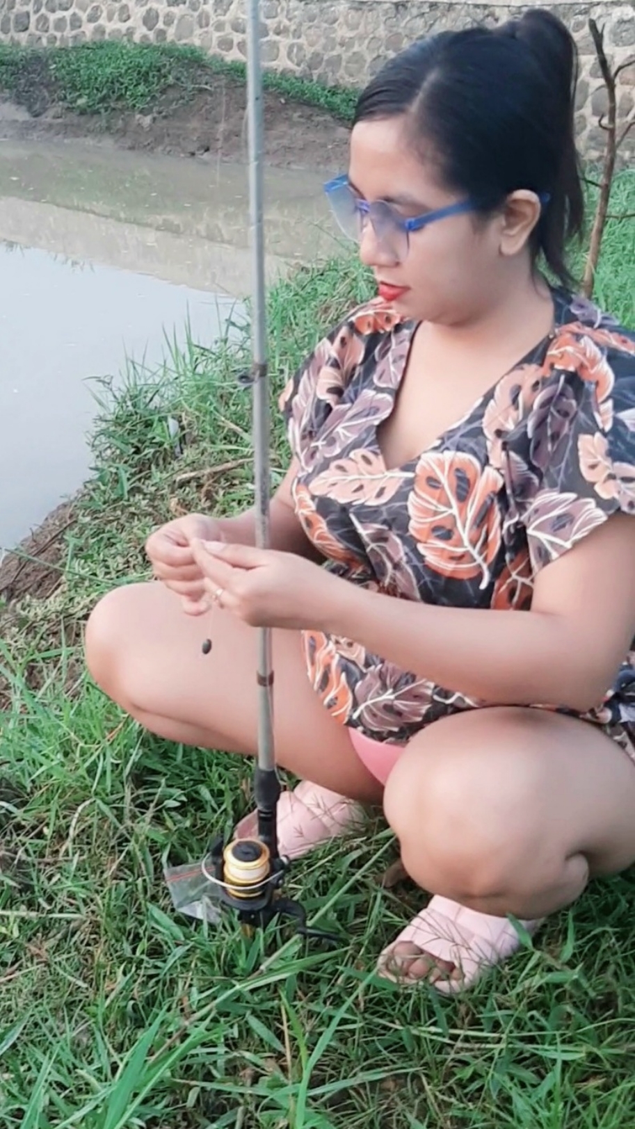 #fishing  #mancing  #pedesaan  #kampung  #sungai  #wanita  #cantik  #janda  #viral  #video  #mancingambyar  #mancingmania  #fishingmania 