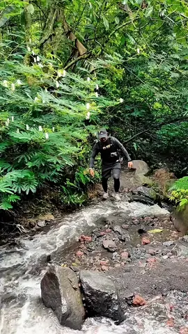 ngadem dulu a cape naggepin orang julid tp ko orang julid gak cape ya 😅 #videoviral #fyppppppppppppppppppppppp #Hiking #pendaki #traveltiktok 