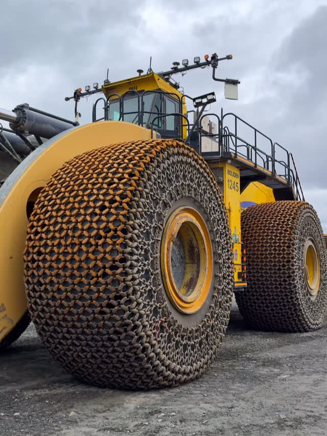 CARGADORA MÁS GRANDE DEL MUNDO 🚜⛏️ Esto que ves es la LeTourneau L-2350 (hoy Komatsu WE2350), una bestia de 262 t, motor de 2 300 CV y un cucharón de 40 m³, capaz de cargar camiones mineros en segundos. #Ingeniería #Minería #MaquinariaPesada #Komatsu #WE2350 #Potencia #AgropecuariaTV