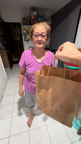 She doesn’t trust me anymore 🤣 #vietnam #vietnamese #asianmom #asianparents #creatorsearchinsights 