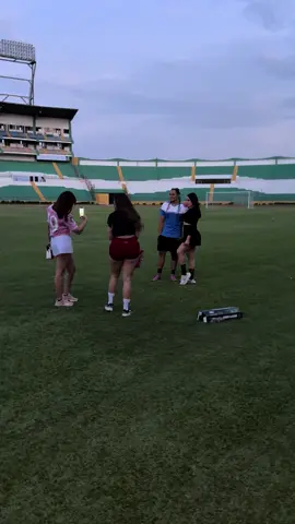 Primero aprendió a correr. Luego a driblar. Y ahora… a posar como Messi. 😎 Manos en las bolsas, mirada fría. Davis flow.