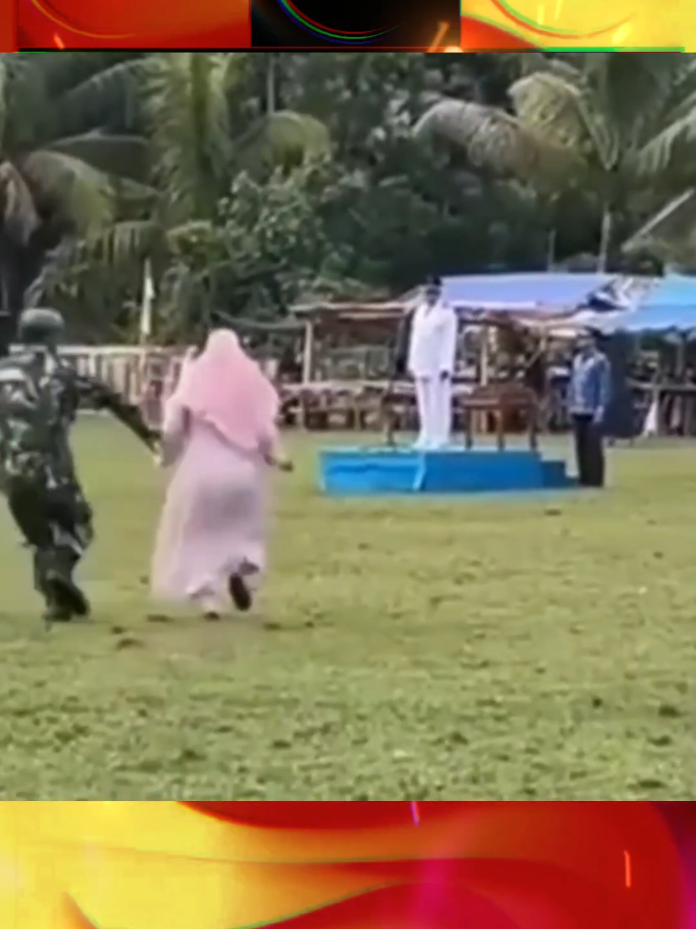 Kekuatan emak2 ini tak mampu dibendung oleh prajurit TNI maupun Polisi, dia berhasil menembus barikade pengamanan
