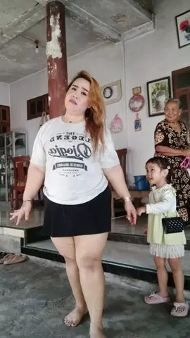 mbok'e mberot tok,anak'e rewel