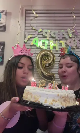 it’s my birthday w a cake 🥳🥳🤏🏼 @mayaa⭐️ #birthday #august19th #august16th #bestfriend #fyp 