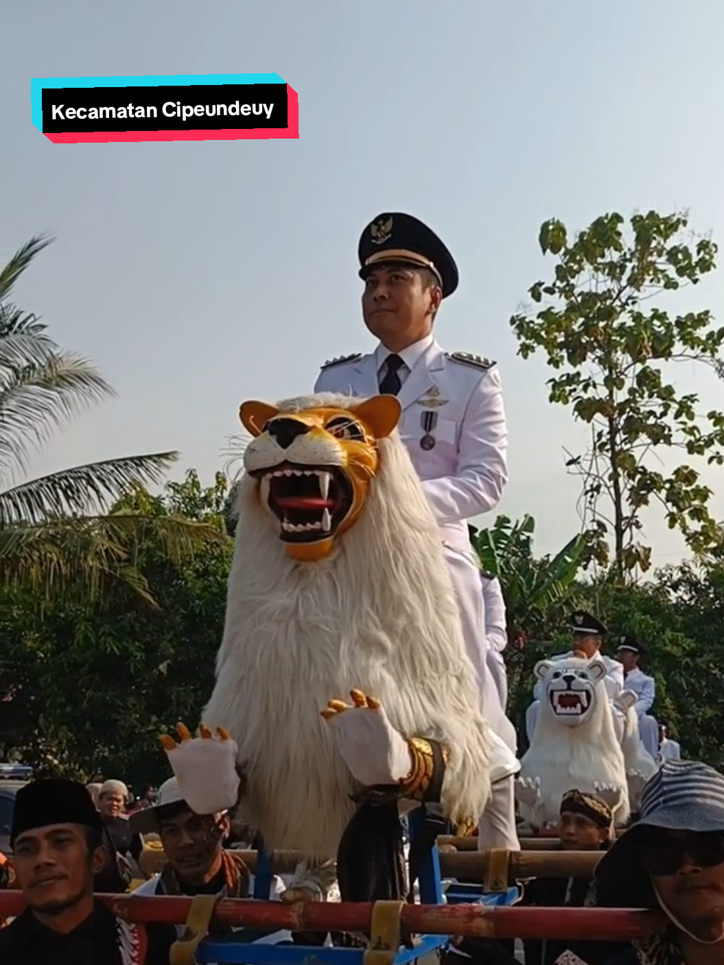 Refleksi setelah Upacara HUT Ke-80 Republik Indonesia Tingkat Kecamatan Cipeundeuy. Arak-arakan sisingaan sebelum upacara HUT RI Muspika Cipeundeuy Camat Cipeundeuy, serta para Kepala Desa diarak dari Kantor Desa menuju lapangan Upacara. paskibra pun setelah pelaksanaan upacara lakukan refleksi dengan cara joged bareng bersama pelatih Camat Cipenudeuy serta ibu Camat Cipeundeuy sebagai bentuk hiburan setelah pelaksanaan kegiatan. #refleksi #hutrike80republikindonesia #kecamatancipeundeuy  #subangngabret  #jawabaratistimewa  @Hasan Sahroni @Reynaldyputra @pemkabsubang @kang.zein @MANG KOMAR @PEMDESKOSAR @Pemdes Karang Mukti 