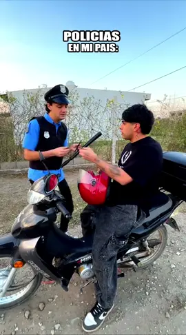 Policas en Otros Paises VS Mi Pais!! 😅😂 Insta: EzequielPerez001 🔥 #humor #policias #comedia #parati #paratii #fyp 