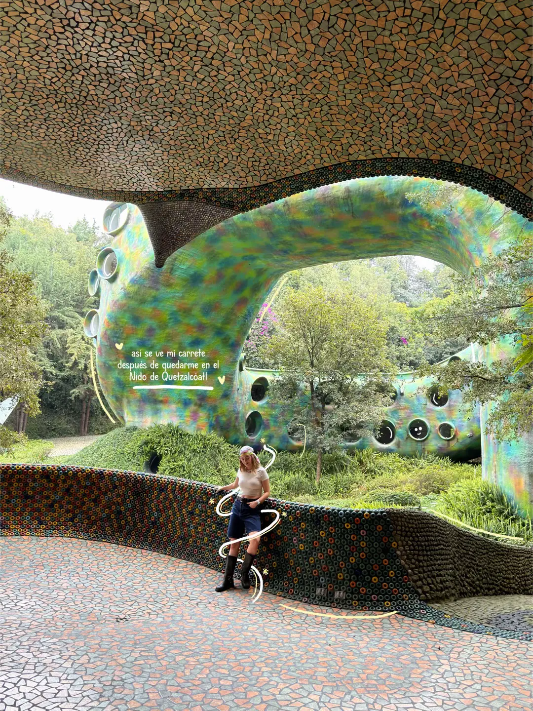 Llevaba años queriendo conocer el Nido y por fin la vida me trajo aquí 🐍✨. Hospedarte en el cuerpo de esta serpiente arquitectónica, obra de Javier Senosiain, es totalmente mágico. 🌳🦋 Además de quedarme en el Nido, tuve la oportunidad de recorrer el Parque Quetzalcóatl, que aún está en construcción y en unos años abrirá al público. Hoy puedes conocerlo si te hospedas en el Airbnb o contratando un tour de arquitectura orgánica 🌌 En el recorrido nos compartieron una frase que resonó muchísimo: “Si quieres ser original, regresa a tus orígenes.” Y es verdad. En un mundo donde todos creamos contenido, lo que realmente te diferencia son tus raíces, tu historia, lo que has vivido, lo que valoras. ✨🌈 Eso es algo que nadie puede copiar. Además la creatividad no siempre nace de lo grandioso, sino de lo que decides transformar. Muchas veces surge de unir ideas que parecen no tener nada que ver y descubrir que juntas crean algo mágico. 👀🌟 Incluso lo más cotidiano (como un baño) puede convertirse en arte si le pones atención, detalle y personalidad. Ahí está la verdadera magia: en aprender a mirar lo simple con otros ojos y encontrar conexiones donde otros solo ven piezas sueltas.  Porque la creatividad no depende de recursos infinitos, sino de imaginar algo nuevo con lo que ya tienes frente a ti. ✨🌿🧚🏻‍♀️ #NidoDeQuetzalcoatl 