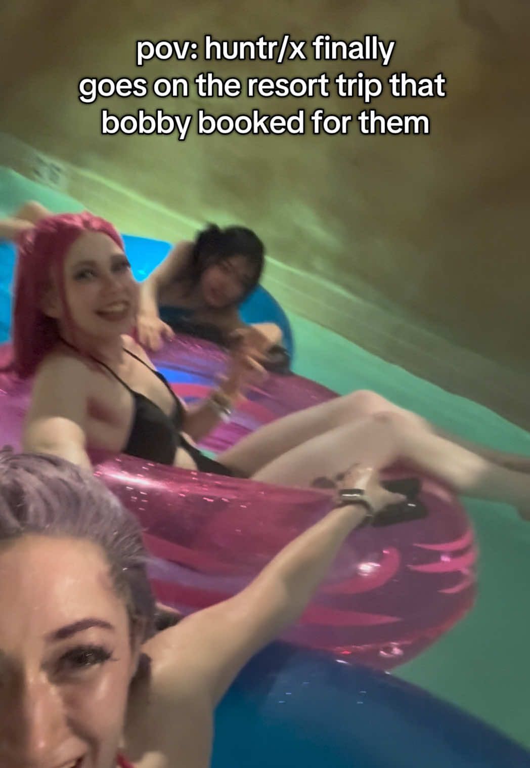 The people behind us in the lazy river were cracking up at us the whole time 😭 Mira: @May  Rumi: me #kpopdemonhunters #kpopdemonhunterscosplay #kdh #cosplay #colossalcon 