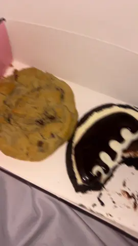 @Crumbl @DoorDash me rating Abrahams order 😩🫩🥲 I just woke up from a nap and received the wrong crumbl order :/ I want my #dubaichocolate brownie