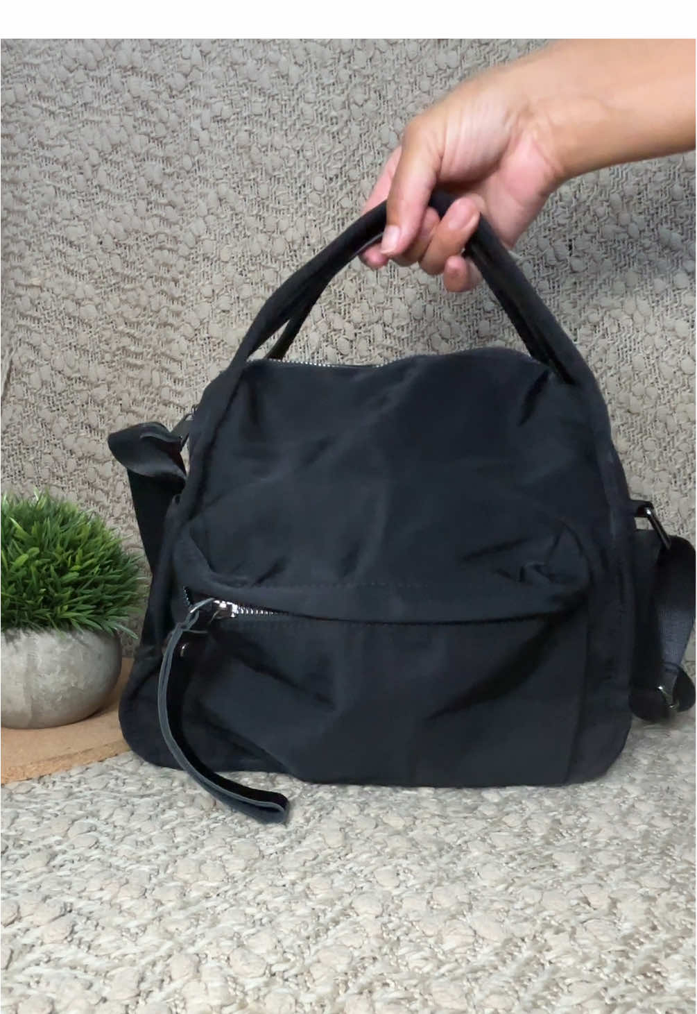 Mini crossbody bag compacta y cute, perfecta para el día a día. Bolsillos prácticos, correa ajustable y espacio para tus esenciales. Disponible en 9 colores con 37% de descuento y envío gratis. #TikTokShop #MiniBag #CrossbodyBag #EverydayBag  #creatorsearchinsights 