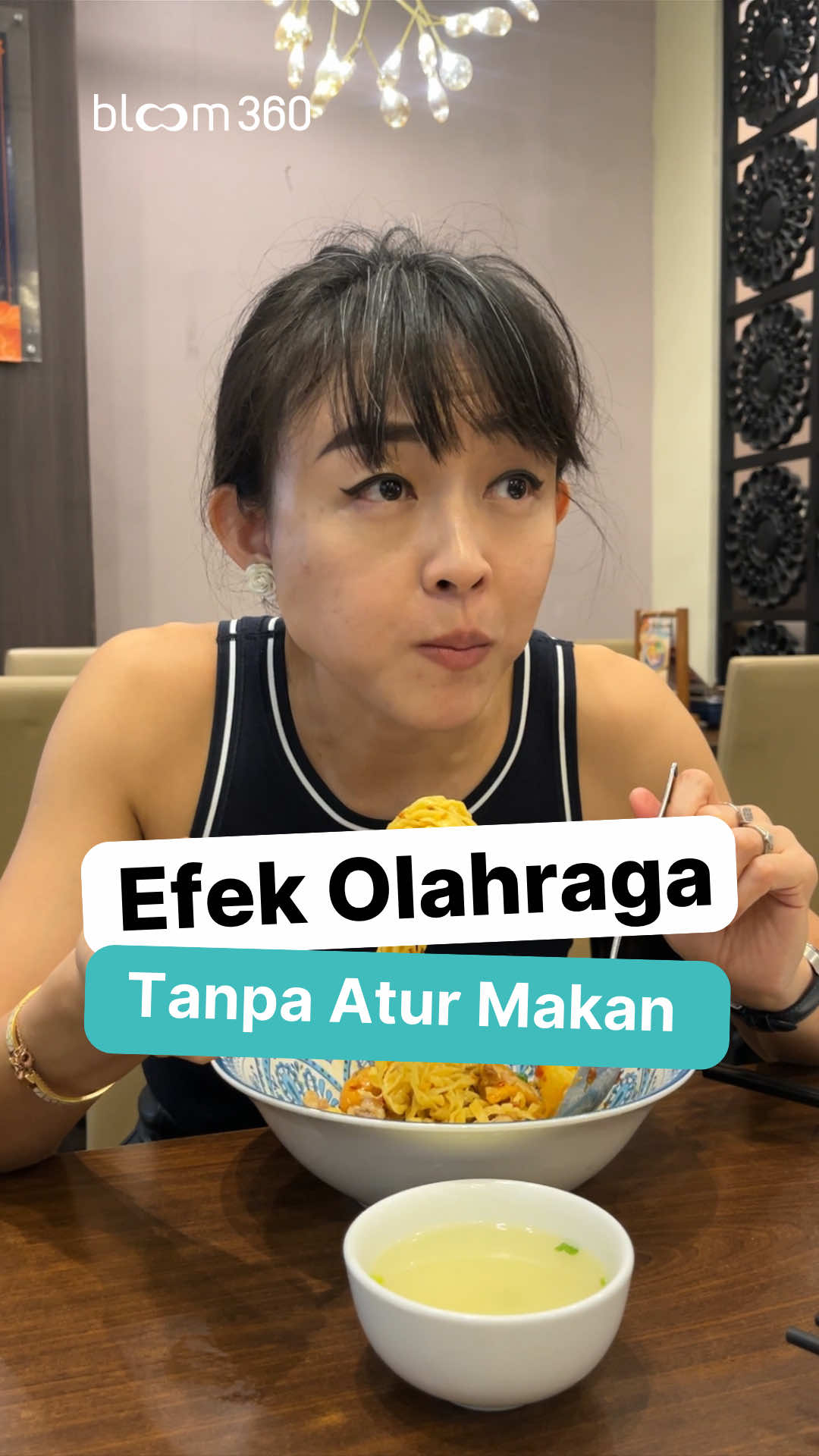 “Udah rajin olahraga, tapi kok perut masih buncit?” 🤔 Jawabannya simpel: olahraga gak bisa mengalahkan pola makan yang berantakan. 💡 Kenapa bisa begitu? ➡️ Olahraga memang bakar kalori, tapi kalau asupan harianmu tetap surplus kalori (makan lebih banyak dari kebutuhan), lemak tetap numpuk. ➡️ Kebanyakan gorengan, minuman manis, dan camilan tinggi gula/lemak bisa bikin hasil olahraga hilang begitu saja. ➡️ Perut buncit lebih dipengaruhi lemak visceral (lemak dalam rongga perut), dan ini erat kaitannya dengan pola makan, bukan sekadar sit up atau treadmill. 📊 Fakta penting: 👉 Dalam perjalanan menurunkan berat badan & bikin perut gak buncit, pola makan punya kontribusi ±70–80%, sedangkan olahraga sekitar 20–30%. Artinya, olahraga memang penting, tapi pola makanlah yang jadi kunci utama. ⸻ 📌 Solusi: ✅ Atur makan dengan prinsip defisit kalori sehat ✅ Prioritaskan protein & serat biar kenyang lebih lama ✅ Kurangi minuman manis & makanan olahan berlebih ✅ Tetap olahraga untuk bakar kalori & jaga otot ✨ Ingat, abs dibuat di dapur (70–80%), bukan cuma di gym (20–30%). 💪 Olahraga + pola makan sehat = kunci perut gak buncit. #Bloom360 #bloomlab #buncit  #smartdiet #fatlossjourney  