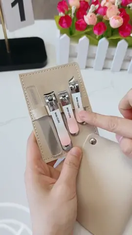 Manicure Set 4pcs with Pouch - Set Gunting Kuku Carbon Steel & Pengkilap Kuku Nano Glass #manicureset #manicureset4pcs #manicure #fypindonesia 