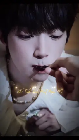 Hintt hint !! (DELULU) Ở vd đầu có một người đã đút bánh kem cho em Du,và tay của người đó có một nốt ruồi ở đầu ngón út Một sự trùng hợp ở đây đó chính là Ninh cũng có một nốt ruồi ở đầu ngón út  Chả lẽ nàooo,người đút cho Du ăn là 