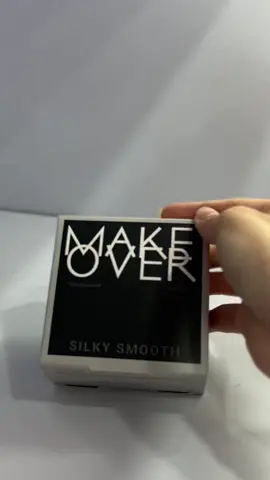 Rahasia kulit mulus itu ternyata ada di step terakhir makeup! 😉 Loose Powder Make Over hadir dengan tekstur ultra-fine yang bikin pori samar, minyak terkontrol, dan hasil makeup tetap kece seharian ✨  #makeovermastershade #makeoverloosepowder #newbedakmakeover 
