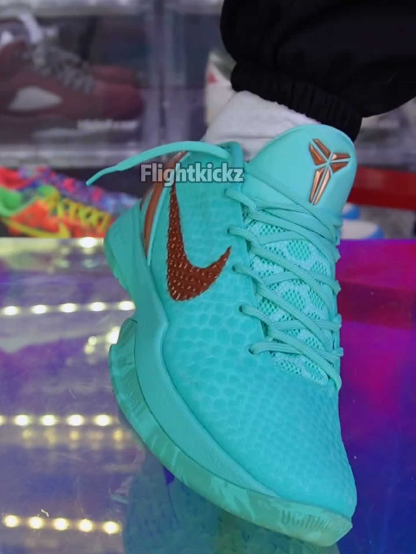 Como amarrar seu Nike Kobe 6 “Statue of Liberty” How to lace.sneaker Quer ver mais dicas e conteúdos exclusivos? Fique ligado aqui com a gente! . #kobebryant #sneakers #ripkobe24e #kobe4protro #sneakersaddict #mambamentality #nikebasketballshoes #basketballshoes #nike #kobebeanbryant #gigibryant #mambacita #nikebasketball #kobebryant #baller #kobe6allstar #nikekobe6protro #kobe6 #kobebryant #kobeshoes #kobebryant24 #kobe6protro #kobeforever #kobebryant8 #kickspoint #sneakersforballers #kobeandgigi #embraceyoursole