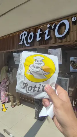 Rotio lagi promo banyak nih di Tiktok, sudah tau caranya belum #jelajahkuliner #rotiostasiunwonokromo 