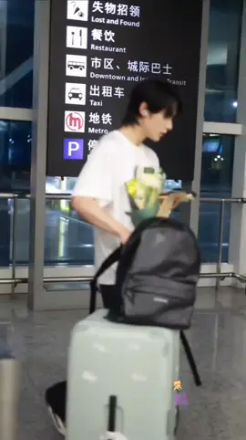 mau aku bantuin bawa barang ny gak mas ganteng🤭❤️kasian kerpotan kamu nan🥹semangat trus yaa sehat slalu🥰 #shenhaonan#drachin#aktorchina#fyypppppppppp 