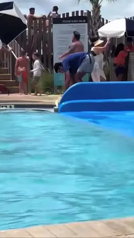 Ce père porte son bébé par les pieds mais quand cet homme l’a suivi il a tout de suite compris que quelque chose n’allait pas. Partie 2 #histoirevrai #ApprendreSurTikTok #bebes #piscine #papa 