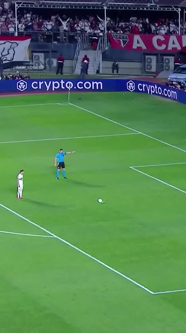 CHAMOU A RESPONSA! Cédric foi o responsável pela última cobrança de pênaltis no MorumBIS e garantiu a classificação. #PaulistasEmCampo 🎥 @libertadoresbr