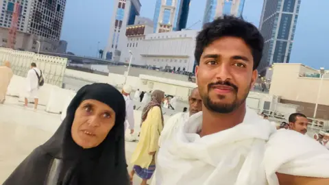 আমার মার হাসি কোটি টাকার চেয়েও অনেক দামি আমার আম্মাজানের এই হাসিতে অনেক সুখ আছে যা আমি অনুভব করতে পারি আল্লাহর কাছে আর কিছু চাই না আল্লাহ কাছে লাখ লাখ শুকরিয়া আল্লাহ যেন আমার আম্মাজানকে সবসময় সুস্থতা দান করে আমিন