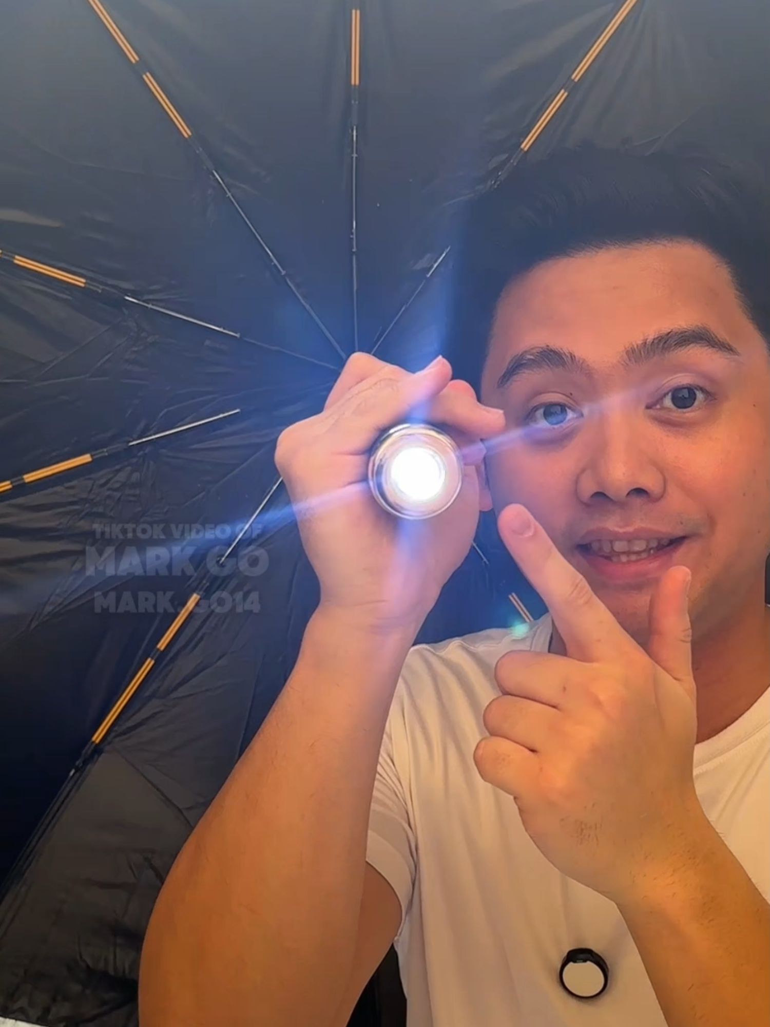 Ngayon na palaging umuulan maganda na meron kang umbrella with flashlight para naman nakikita mo parin ang daan kahit naglalakad ka sa gabi #umbrella #uvumbrella #windproof #windproofumbrella #umbrellawithflashlight #umbrellawithlight #umbrellawithled #automaticumbrella