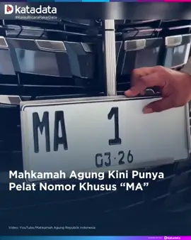 Mahkamah Agung (MA) resmi memiliki pelat nomor kendaraan bermotor khusus yang bertanda “MA”. Pemakaian pelat nomor khusus ini merupakan tindak lanjut atas permintaan MA kepada Polri. Ketua MA Sunarto kini menggunakan pelat nomor “MA 1” dari sebelumnya “RI 8”. Pelat nomor khusus itu diberikan secara simbolis oleh Kepala Sub Direktorat STNK Korps Lalu Lintas (Korlantas) Polri Kombes Pol. Dedy Suhartono kepada Sekretaris MA Sugiyanto pada saat peringatan Hari Ulang Tahun (HUT) Ke-80 MA RI di Jakarta pada Selasa (19/8). MA dan jajaran kepolisian telah membahas skema teknis dan regulasi pelat nomor khusus sejak Februari hingga April 2025. Pelat nomor khusus itu disebut bertujuan mendukung identitas kelembagaan dan efektivitas pengawasan internal. Merujuk laman Korlantas Polri, penerbitan STNK dan TNKB khusus ini merupakan tindak lanjut dari permintaan resmi MA kepada Polri. Kendaraan yang berhak menggunakan STNK dan TNKB khusus ini meliputi kendaraan dinas milik negara yang tercatat di MA atau badan peradilan di bawahnya, kendaraan pinjam pakai dari kementerian/lembaga lain, serta kendaraan sewa/kontrak yang digunakan untuk mendukung tugas pejabat tertentu di lingkungan peradilan. #MA #MahkamahAgung #Mobil #Katadatacoid #fyp 