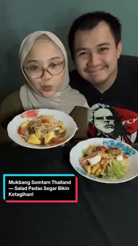 🔥🥢 “Sekali suap langsung ke Bangkok vibes! Somtam ini balance banget: pedasnya nendang, asemnya bikin seger, manis gurihnya bikin lidah goyang. Cocok buat pecinta rasa strong!”#Somtam #ThaiFood #PapayaSalad #MukbangThailand #streetfoodthailand 