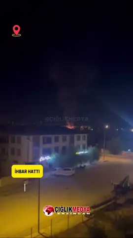 Gece saatlerinde çıkan ve 2 saatte kontrol altına alınan yangına ait yeni görüntüler Çığlık Medya ihbar hattımıza ulaştı. 👉 Ayrıntılar için: www.ciglikmedya.com 📩 İhbar hattı: DM / WhatsApp 0545 450 2462 #Erzincan #Yangın #KerestecilerSitesi #ÇığlıkMedya #SonDakika   