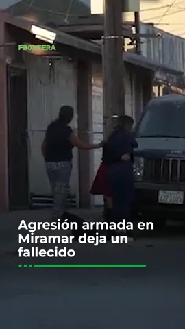 #Tijuana | Agresión armada en Miramar deja un fallecido La tarde de este martes se registró un ataque armado en una llantera de la colonia Miramar, en la delegación Playas de Tijuana, que dejó como saldo un hombre muerto y un menor herido. El hecho ocurrió alrededor de las 17:50 horas en un negocio ubicado sobre la calle Jorge Mistral, hasta donde acudieron elementos policiacos tras recibir un reporte de detonaciones de arma de fuego. Al ingresar al sitio, los agentes encontraron a un hombre con una lesión en la cabeza y a un joven de 16 años con una herida en la ingle. De acuerdo con versiones extraoficiales, la víctima mortal había llegado en un vehículo Honda blanco, cuando un sujeto armado se acercó y abrió fuego. Una de las balas alcanzó al menor de manera incidental. Paramédicos confirmaron el fallecimiento del hombre en el lugar, mientras que el adolescente fue trasladado a un hospital para recibir atención médica. La zona quedó resguardada y se notificó a la Fiscalía General del Estado, que abrió la carpeta de investigación correspondiente. Agresión armada en Miramar deja un fallecido. 📹: Border Zoom #Local #Pliciaco