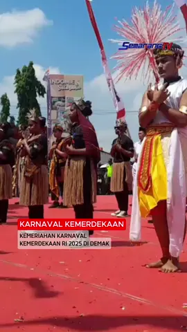 Kemeriahan Karnaval Kemerdekaan RI 2025 Di Demak Bupati Demak, Eistianah, mengajak seluruh masyarakat Kabupaten Demak, untuk terus berinovasi dalam melestarikan adat budaya peninggalan Wali. Melalui karnaval kemerdekaan, Bupati Demak ingin menunjukkan ke dunia bahwa Kabupaten Demak tidak hanya memiliki wisata religi, namun juga budayanya. Ribuan masyarakat dari berbagai daerah, Demak dan sekitarnya, memenuhi jalan protokol dan kawasan alun alun Demak, yang menjadi rute karnaval kemerdekaan. Mereka terlihat antusias menyaksikan karnaval budaya dalam merayakan Hari Ulang Tahun Ke -80 Kemerdekaan Indonesia . Semarang TV #fyp